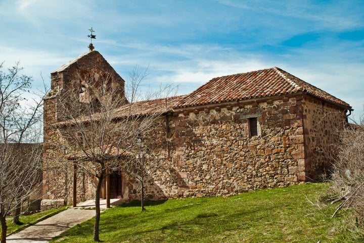 Iglesia de San Pedro Ad Víncula en La Miñosa. Foto: Grasasm vía Wikipedia
