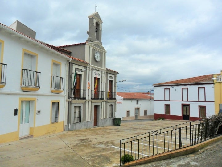 Fachada del Ayuntamiento de Zarza-Capilla. Fotografía: Adolfobrigido vía Wikipedia / CC BY-SA.