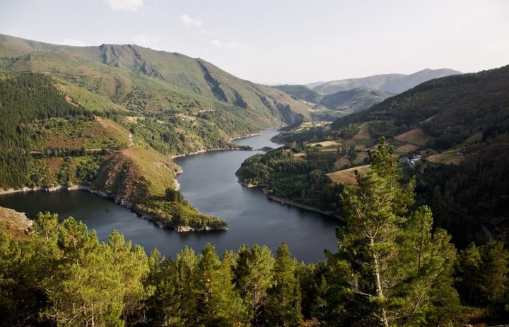 Paisajes naturales de Negueira de Muñiz, a orillas del río Navia. Fotografía: Cortesía Turismo de Galicia.