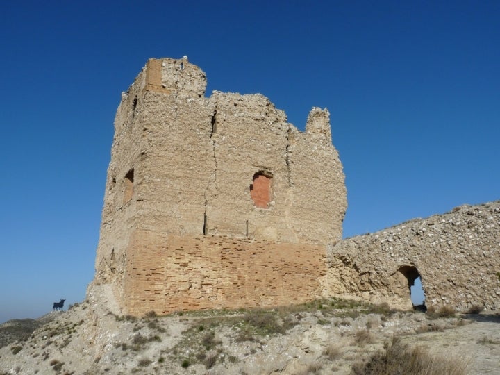 Ruinas del Castillo de Alfajarín, fechadas en el siglo XI. Fotografía: Ecelan vía Wikipedia / CC BY-SA.