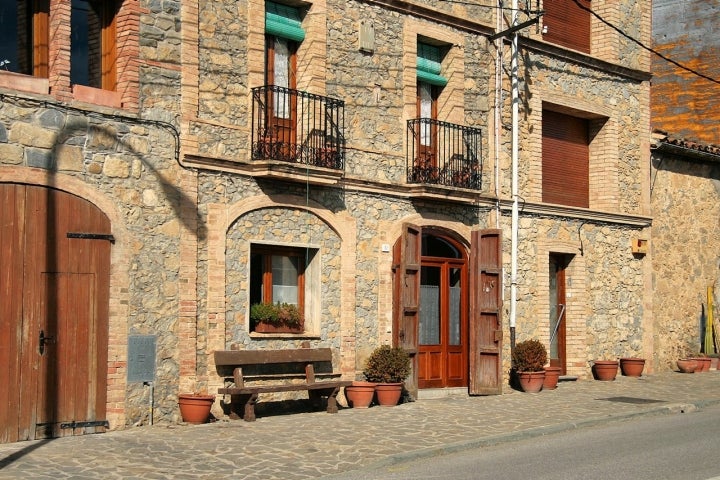 Fachada de piedra de una de las viviendas del casco urbano de este municipio. Fotografía: Jorge Franganillo vía Visualhunt / CC BY.
