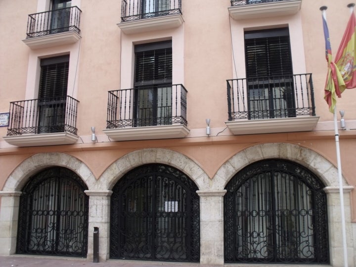 Exterior del Ayuntamiento de La Pobla Llarga. Fotografía: 19Torrestnom65 vía Wikipedia / CC BY-SA