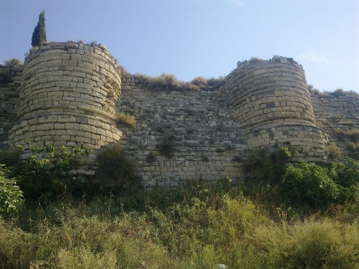 Parte del castillo y las murallas de Zaidin aún resisten en pie. Foto: DeosRingas vía Wikipedia / CC BY-SA