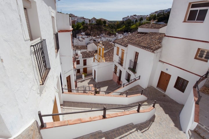 Calles típicas del centro de Setenil de las Bodegas, declarado Conjunto Histórico-Artístico. Fotografía: Cortesía Diputación de Cádiz.
