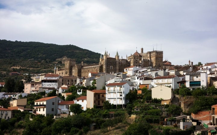 Panorámica de Guadalupe, coronada por el Real Monasterio de Santa María de Guadalupe. Foto: tetedelart1855 via Visualhunt / CC BY.
