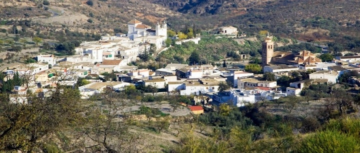 Vista panorámica de Turón, con un paisaje que invita al senderismo y al turismo de montaña. Foto: Cortesía Patronato Provincial Turismo de Granada.