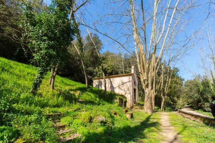 Exterior de una ermita en los impresionantes parajes naturales que rodean a Sant Iscle de Vallalta. Fotografía: Comarca Maresme.