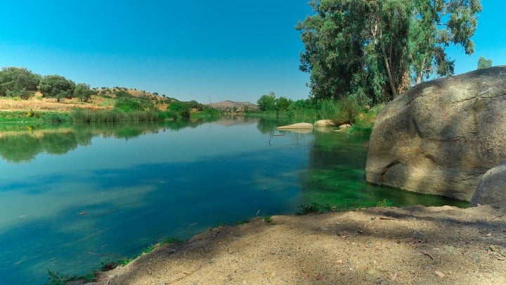 Ribera del río Ardila, en la localidad pacense de Valencia del Ventoso. Fotografía: Jl FilpoC vía Wikipedia / CC BY-SA.