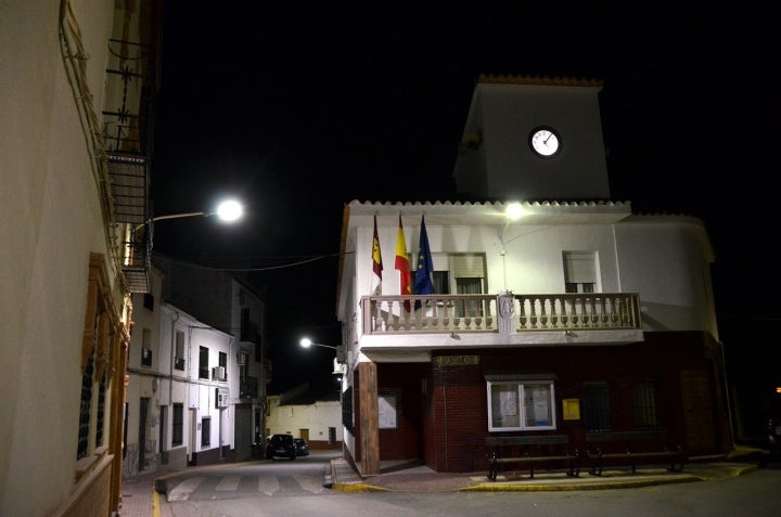 Vista nocturna del Ayuntamiento de Povedilla. Fotografía: Alqsar.es vía Visualhunt / CC BY-SA.