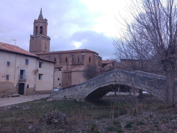 Puente e iglesia en Miravete de la Sierra. Foto: Castellbo vía Wikipedia / CC BY-SA.