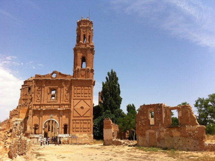 Restos en pie de la iglesia mudéjar de San Martín tras los bombardeos de la Guerra Civil. Fotografía: Jahidalgoaloy vía Wikipedia / CC BY-SA.