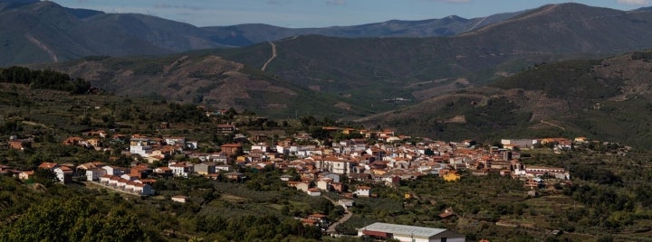Vista general de Casar de Palomero, municipio cacereño de las Hurdes Bajas. Fotografía: Alejandro Mezcua Vía Wikipedia / CC BY-SA.