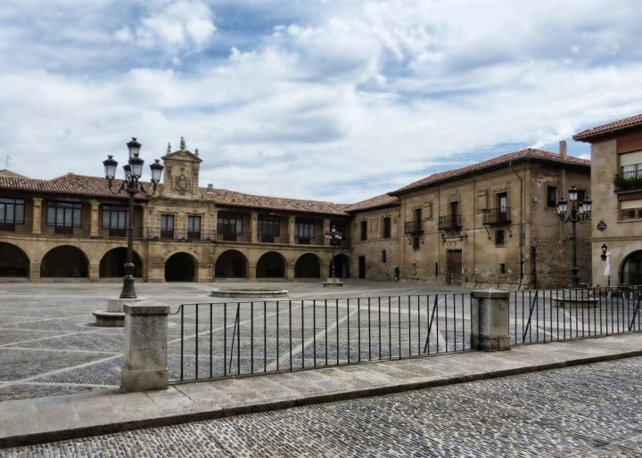 Plaza de España en el casco urbano, declarado Conjunto Histórico-Artístico. Fotografía: juantiagues vía VisualHunt /  CC BY-SA.