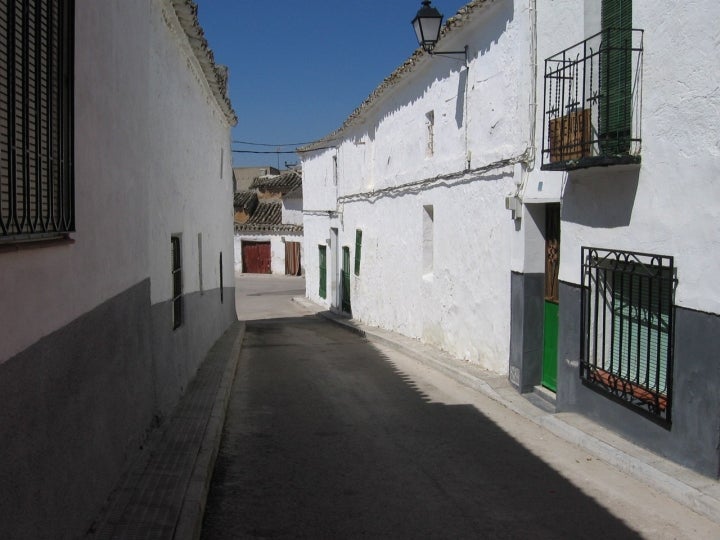 Calle típica de Cabañas de Yepes. Foto: José Luís Galvez vía Wikipedia / CC BY-SA