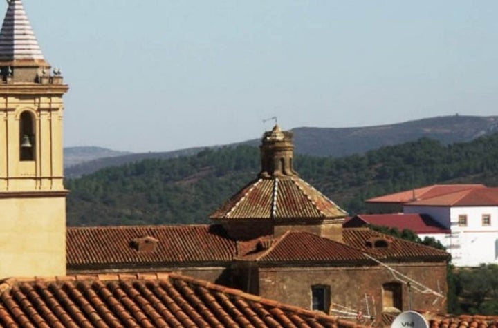 Vista de Jabugo, con la iglesia de San Miguel Arcángel en primer término. (Foto: Guía Repsol.)