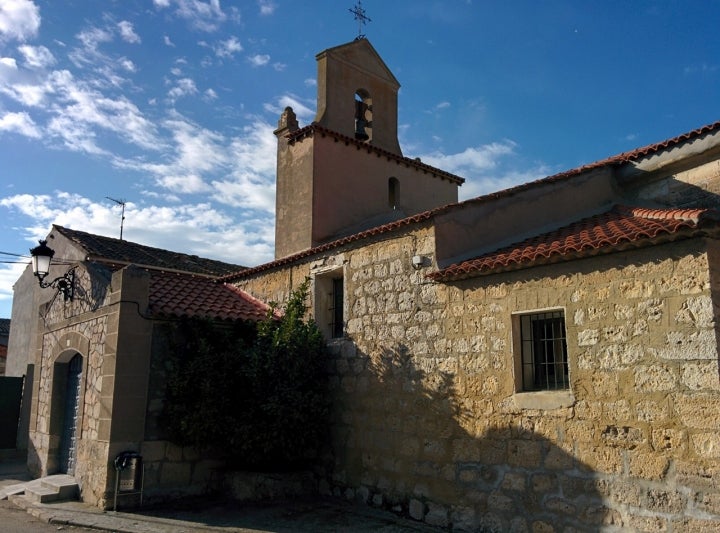 Iglesia de San Miguel en Cerrato. Foto: Rubén Ojeda vía Wikipedia / CC BY-SA.