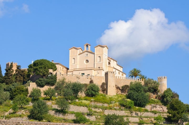 En lo alto de un cerro, la Iglesia de San Salvador domina la villa de Artà. Foto: Ayuntamiento de Artá.