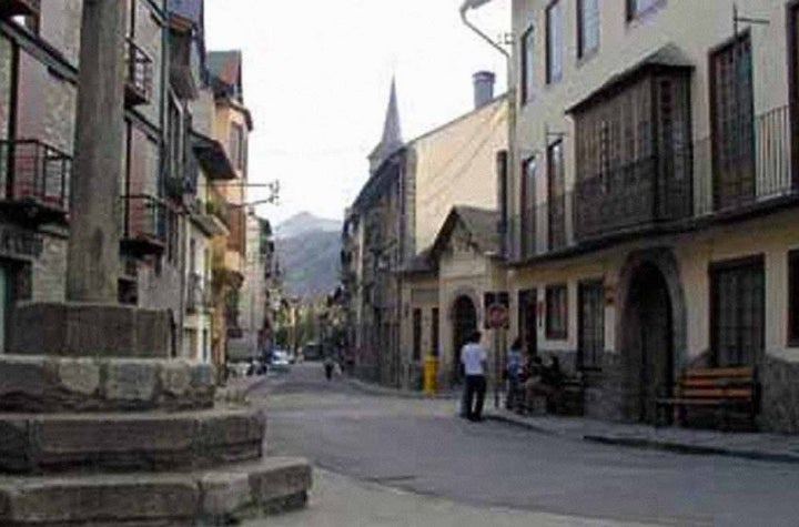 La calle mayor es la arteria principal de Esterri d'Aneu. (Foto: Guía Repsol.)