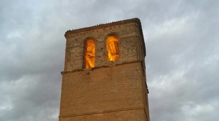 Torre de la Iglesia de Santa María del Castillo, ubicada en este municipio zamorano. Fotografía: Angelhrod vía Wikipedia / CC BY-SA.