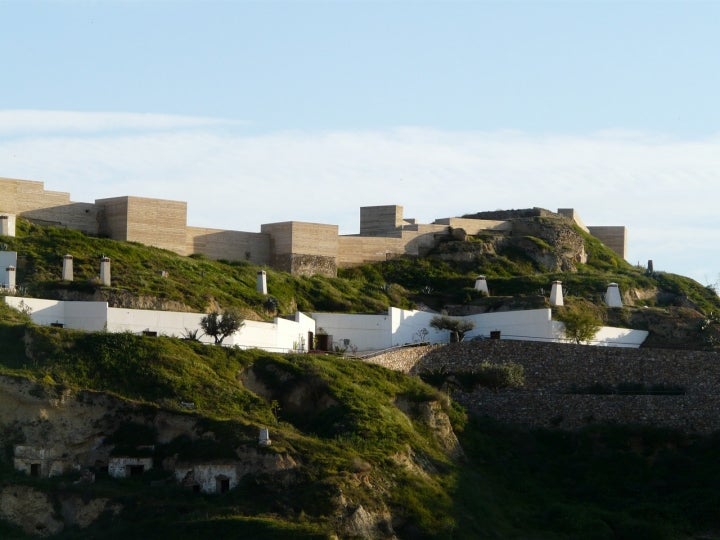 Panorámica del Cerro de Castellar con sus casas cueva. Foto: Wikipuerto via Wikipedia / CC BY-SA.