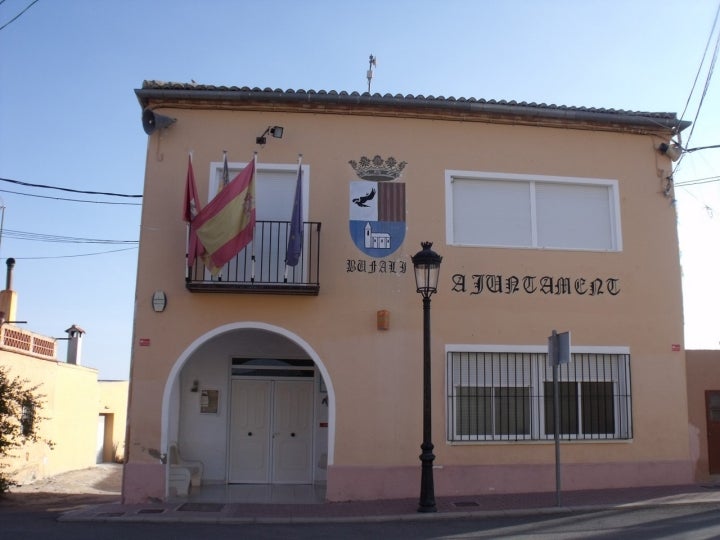 Exterior del edificio del Ayuntamiento de Bufali. Fotografía: 19Tarrestnom65 vía Wikipedia / CC BY-SA.