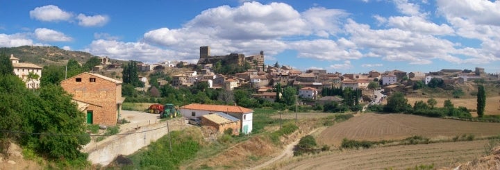 Panorámica de Luesia, con el torreón de su viejo castillo medieval en la cima del pueblo. Fotografía: Deivid vía Wikipedia / CC BY-SA.