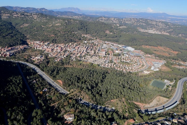 Vista aérea de Cervelló, construida en torno a un antiguo castillo. Fotografía: Ayuntamiento de Cervelló.