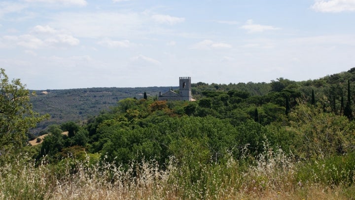 Monasterio de San Bartolomé tomado desde la carretera de entrada, la CM-9207