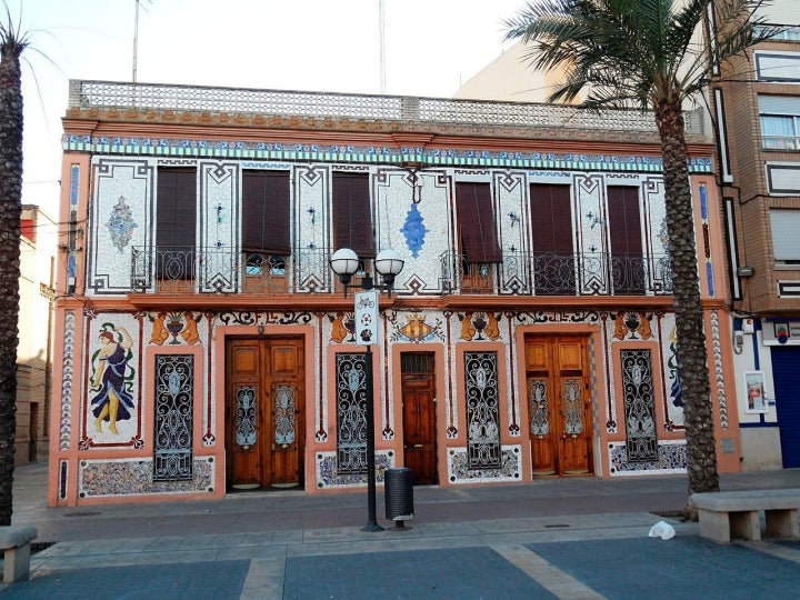 Casa modernista recubierta de cerámica en Almàssera. Fotografía: Qoan vía Wikipedia / CC BY-SA.