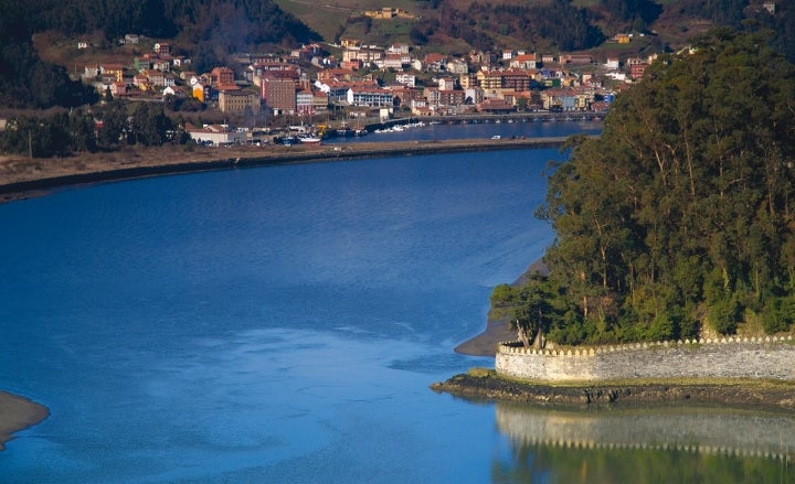 Río Nalón y San Esteban de Pravia, uno de los núcleos urbanos de este municipio asturiano. Foto: Marcelo Suárez. Cortesía de Turismo de Asturias.