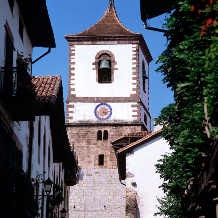 Campanario de la iglesia de San Pedro. Foto: Domenech y Azpilicueta. Cortesía del Archivo de Turismo Reyno de Navarra.