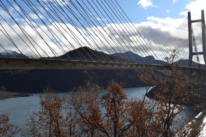 Puente sobre el pantano de Luna. Foto: Fotosventana vía Wikipedia / CC BY-SA