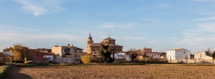 Panorámica de Plasencia de Jalón, con la Iglesia de San Antonio de Padua en el centro. Fotografía: Diego Delso vía Wikipedia / CC BY-SA.