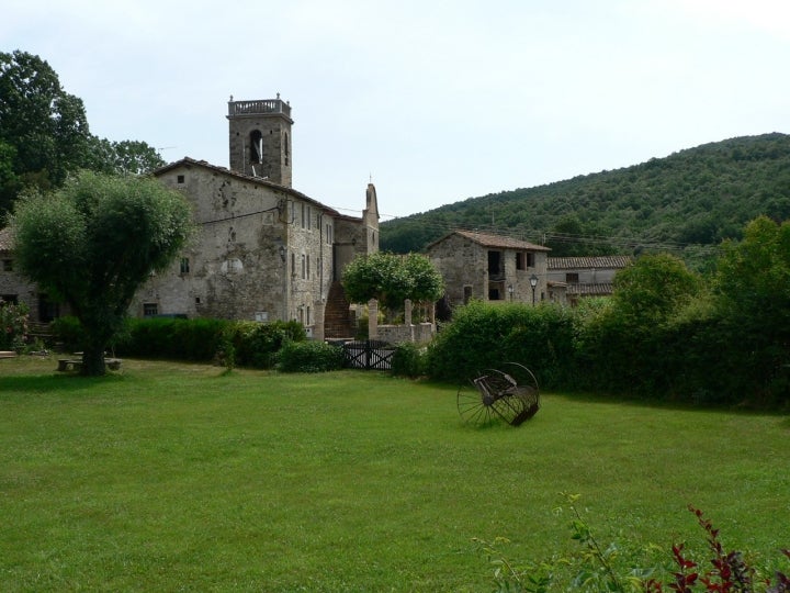 Iglesia de  Sant Andreu en Sant Ferriol. Foto: Joe Calhoun vía Wikipedia