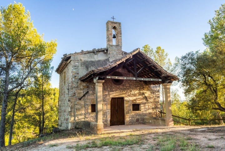 Capilla de Nostra Senyora de Gràcia, ubicada en este término municipal barcelonés. Fotografía: Pohlbros vía Wikipedia.