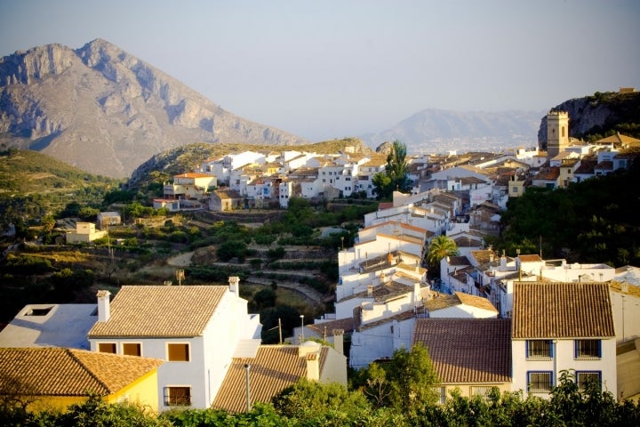 Vista panorámica de Tàrbena, municipio alicantino emplazado en la confluencia de tres valles. Fotografía: po.psi.que vía Visual Hunt.