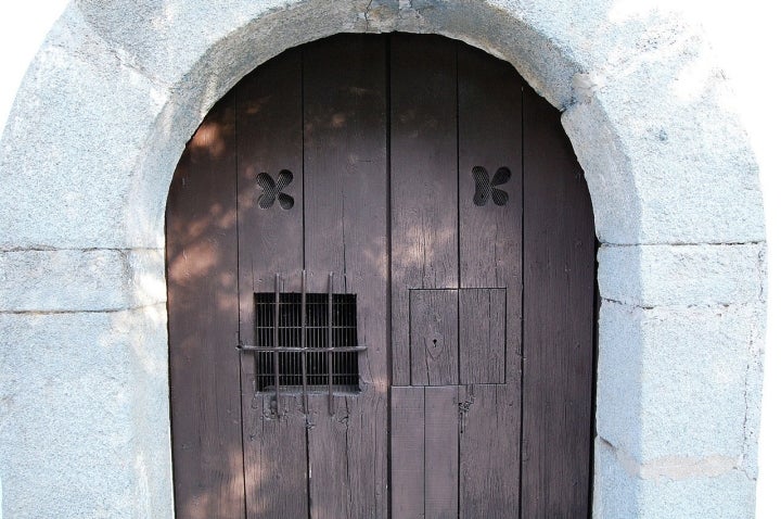 Humilladero de cristo de los caminantes, detalle de la puerta. Foto: Cortesía Diputación de Huelva