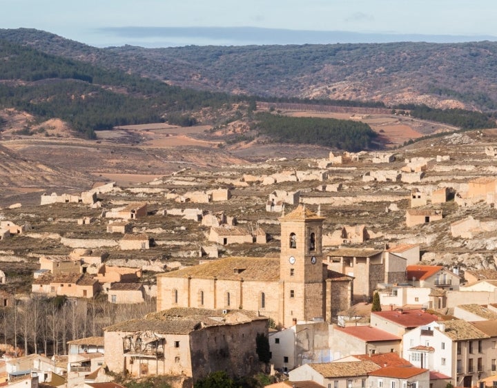 Vista de Deza con la iglesia de Nuestra Señora de la Asunción. Foto: Diego Delso vía Wikipedia /CC BY-SA.