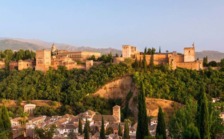 Vista de La Alhambra de Granada, una verdadera ciudadela andalusí en la capital granadina. Fotografía: Visual Hunt.