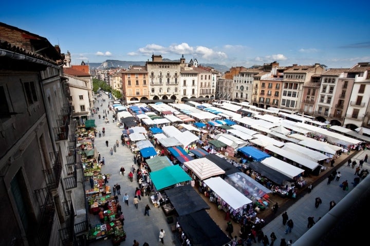 Plaza Mayor de Vic en día de mercado. Foto: Iván Raga.