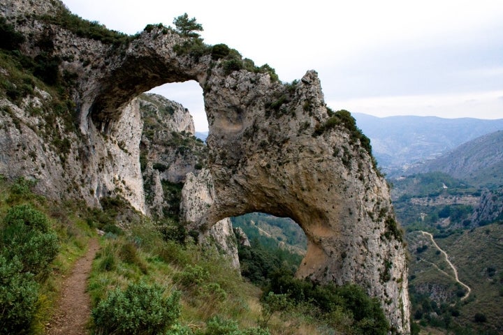 La erosión en el cercano paraje de El Sars ha esculpido caprichosas formas en la roca. Fotografía: po.psi.que vía Visual Hunt.