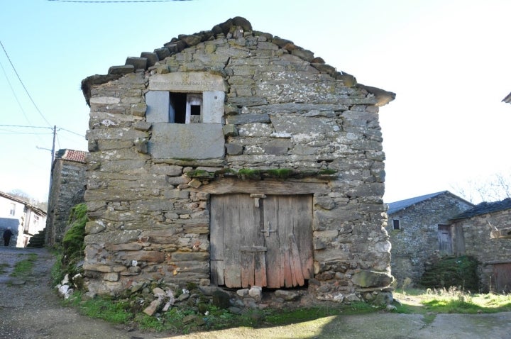 Antigua construcción en Vilar, Castrelo do Val. Foto: Edelgonza2 vía Wikipedia CC BY-SA