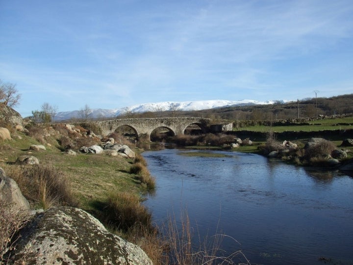 Puente romano sobre el río Sangusín. Fotografía: Ramajero vía Wikipedia / CC BY-SA.