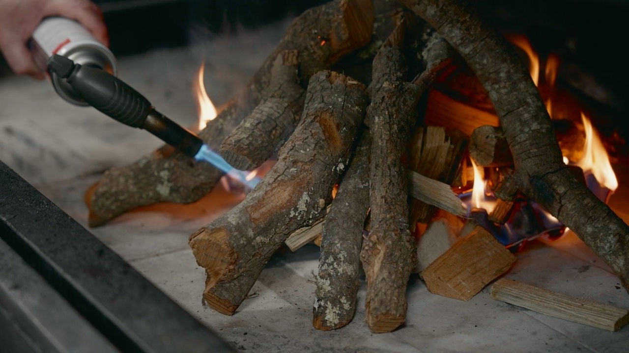 leña ardiendo en el restaurante