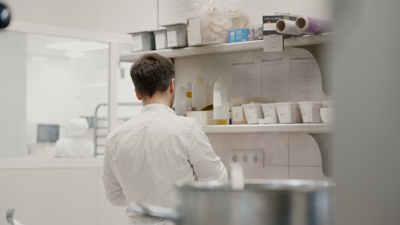 cocinero de Zibá de espaldas