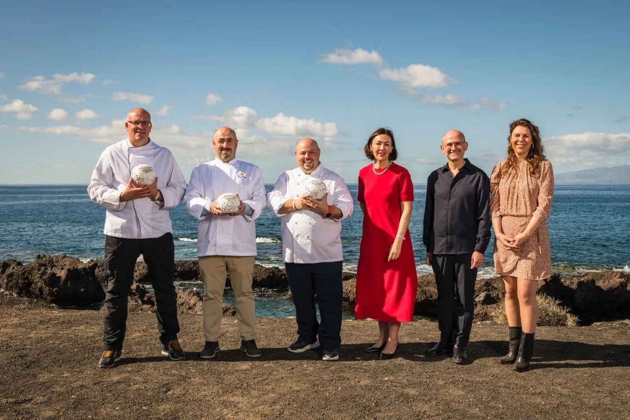 equipo de cocina en una playa