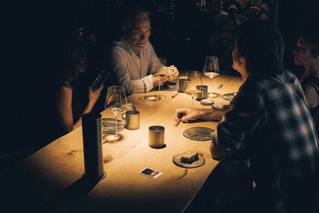 Amigos cenando en un bar
