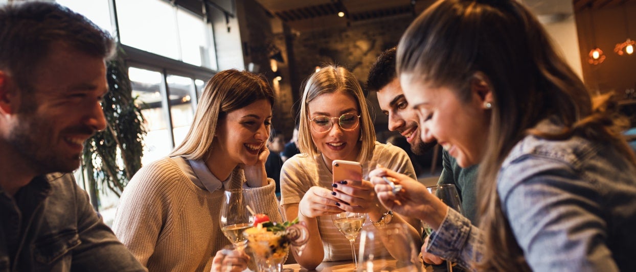 Boca a oreja en la era digital: estrategias para destacar sin grandes campañas publicitarias