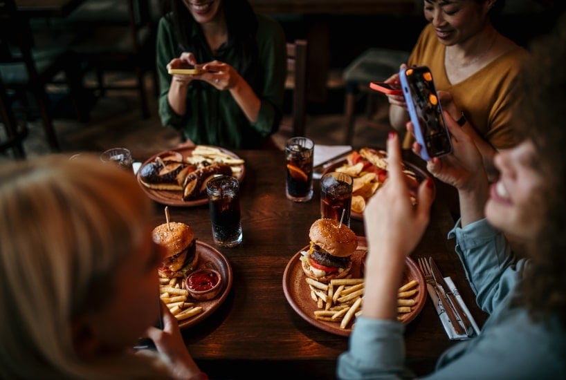Amigos cenando en un bar