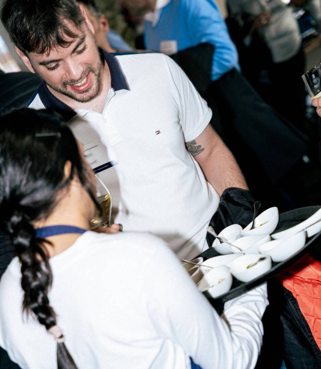 dos trabajadores en pleno servicio del restaurante